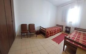 Apartamento Bem Localizado Com Estacionamento
